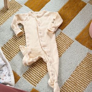 NWOT L’ovedbaby cream snap front organic cotton sleeper size 0-3m